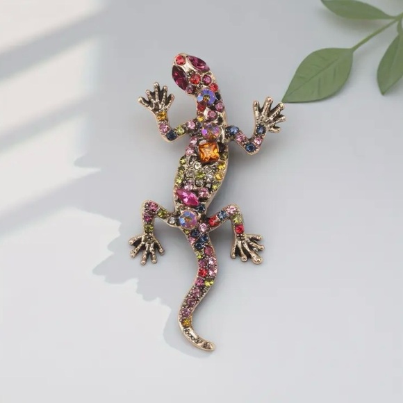 Jewelry - Vintage Style Multi-Colored Rhinestone Gecko Lizard Pin Brooch in Cool Colors